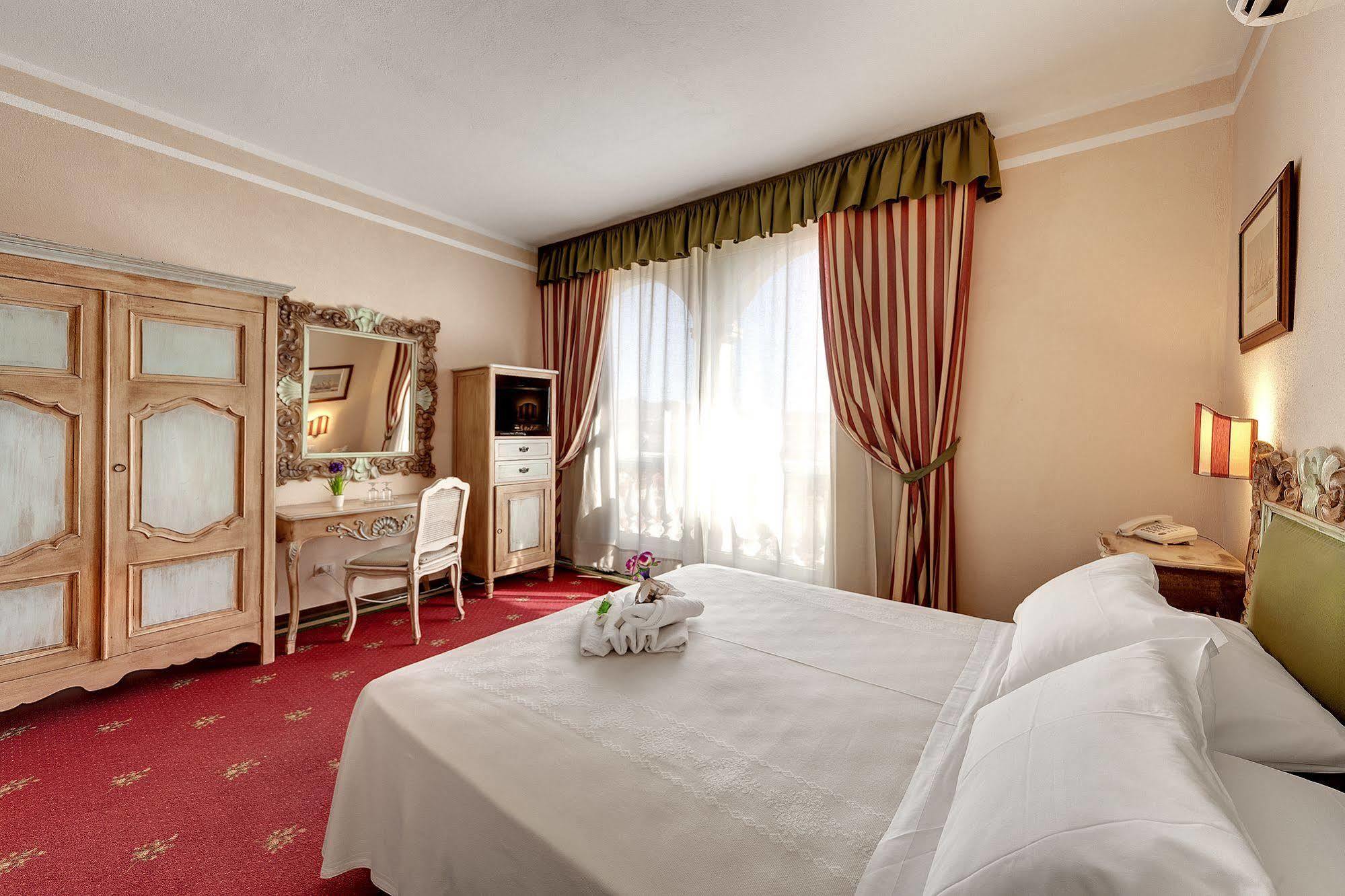 Colonna Palace Hotel Mediterraneo Olbia Exterior photo
